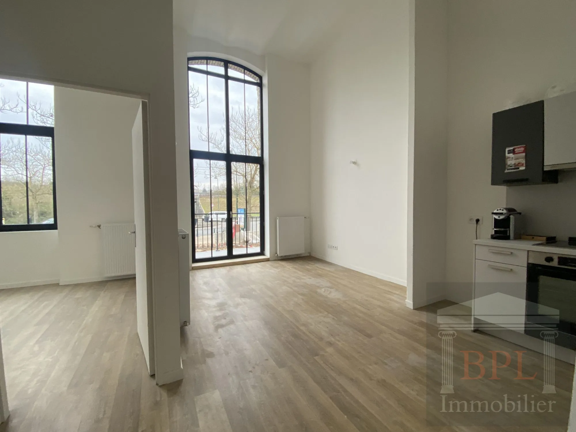 Appartement loft neuf avec hauts plafonds et parking à Champagne-sur-Seine 