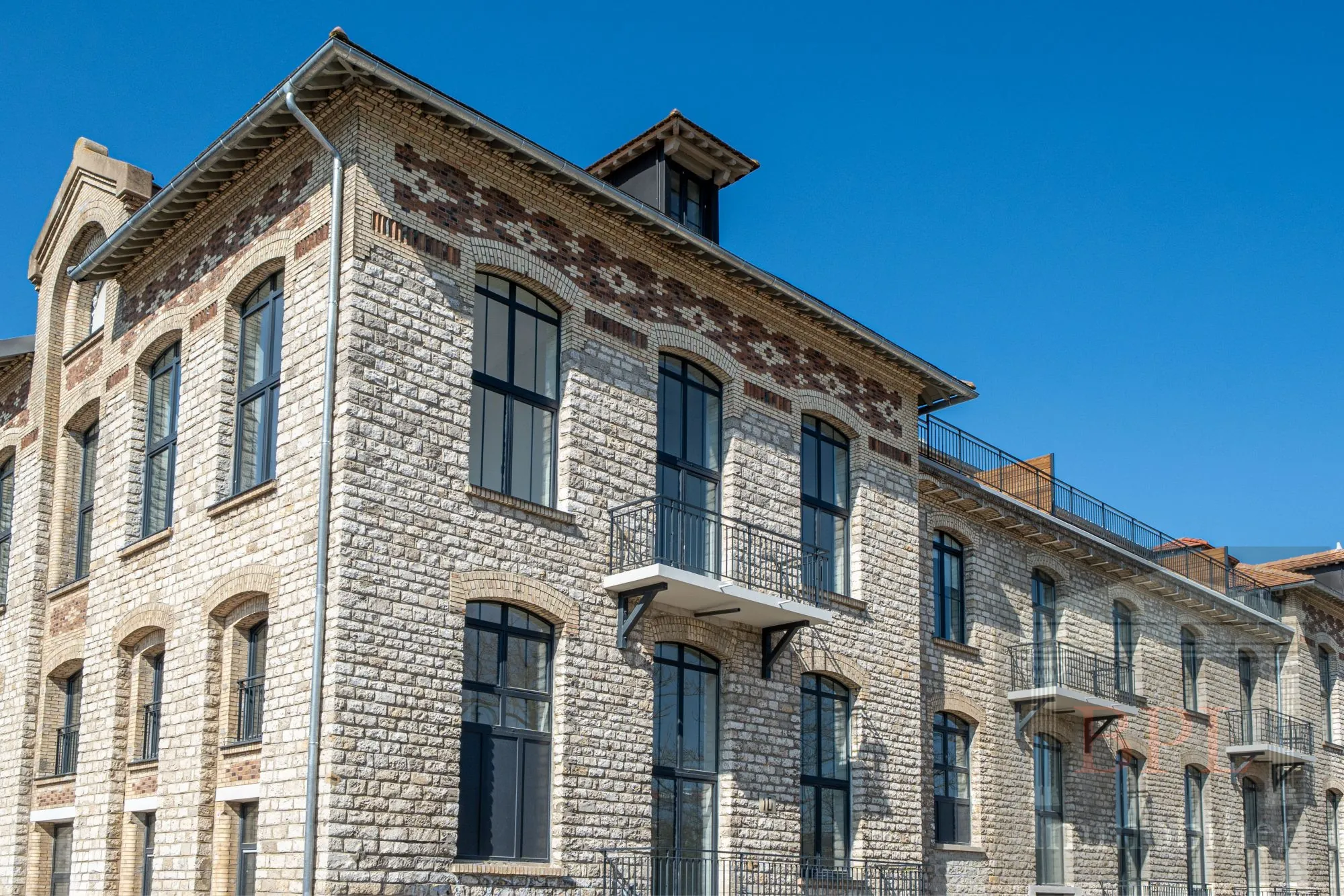 Appartement loft neuf avec hauts plafonds et parking à Champagne-sur-Seine 