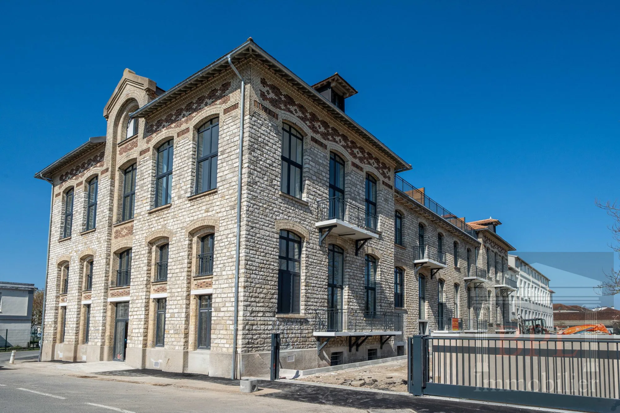Appartement loft neuf avec hauts plafonds et parking à Champagne-sur-Seine 