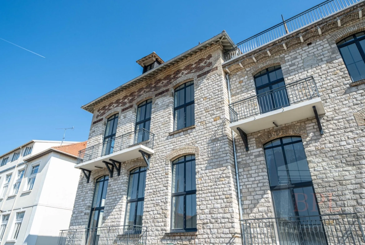 Appartement loft neuf avec hauts plafonds et parking à Champagne-sur-Seine 