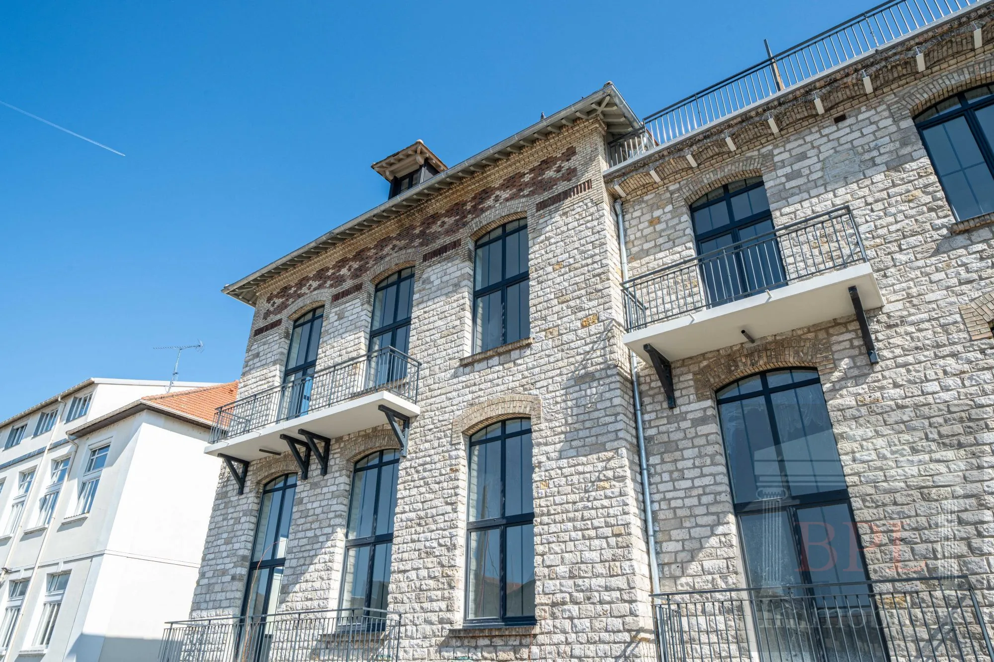 Appartement loft neuf avec hauts plafonds et parking à Champagne-sur-Seine 