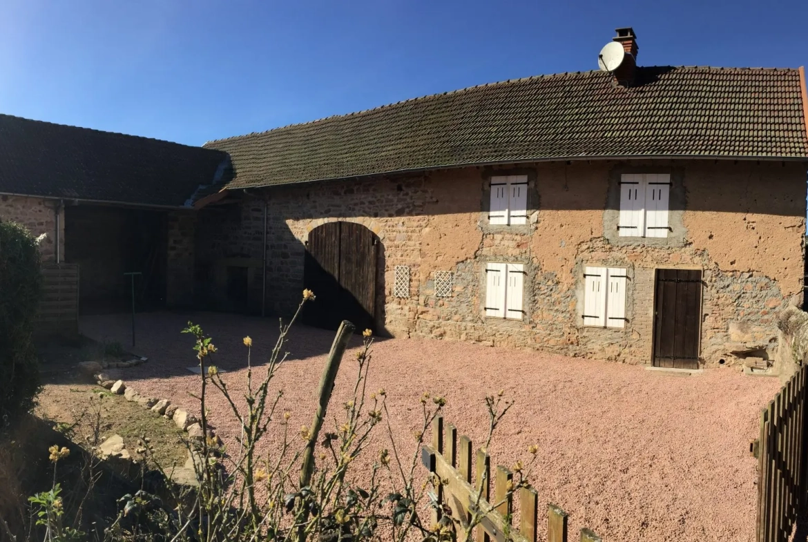 Maison à vendre à Aigueperse - 2 chambres, cour fermée et terrain 