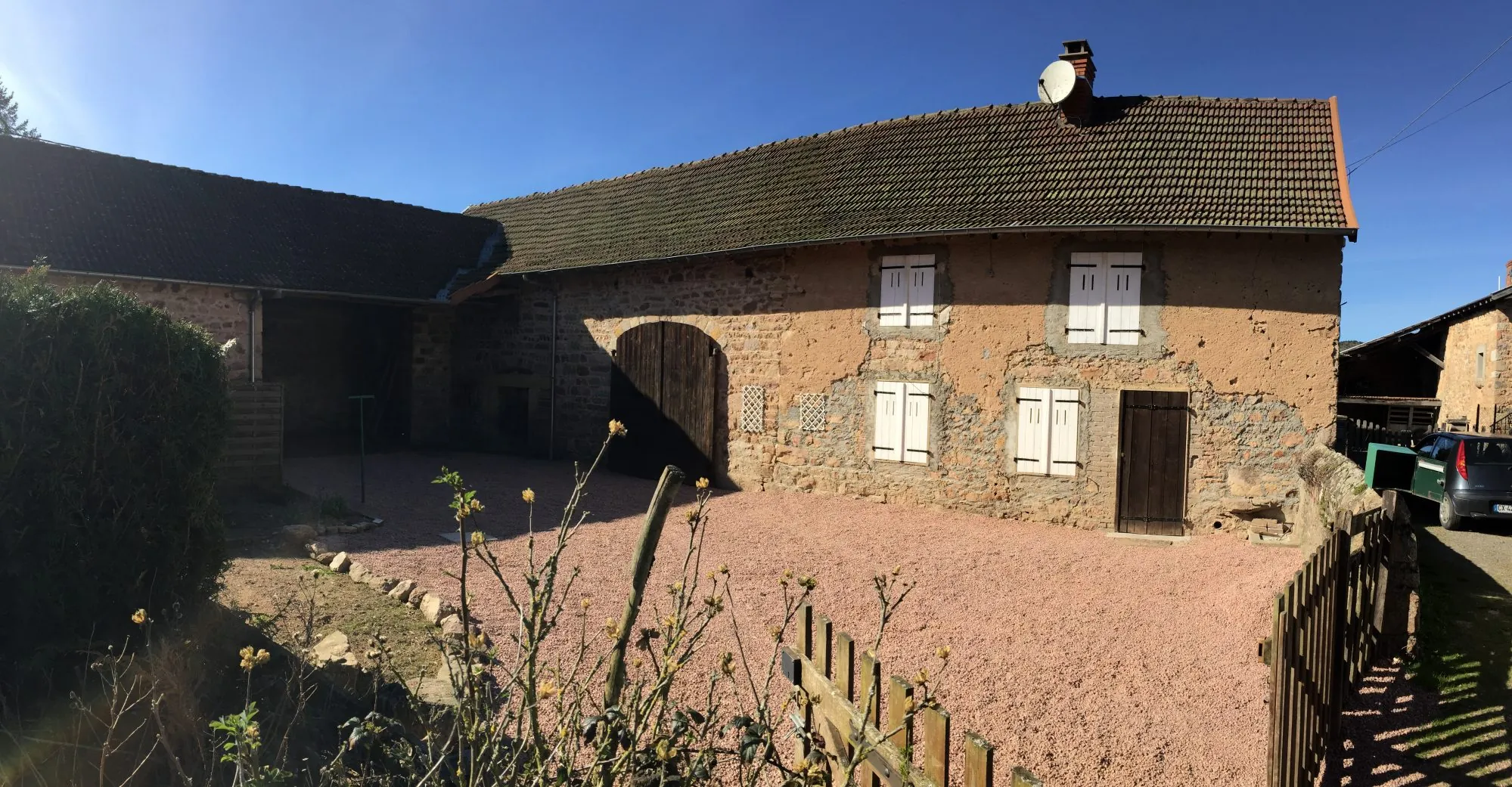 Maison à vendre à Aigueperse - 2 chambres, cour fermée et terrain 