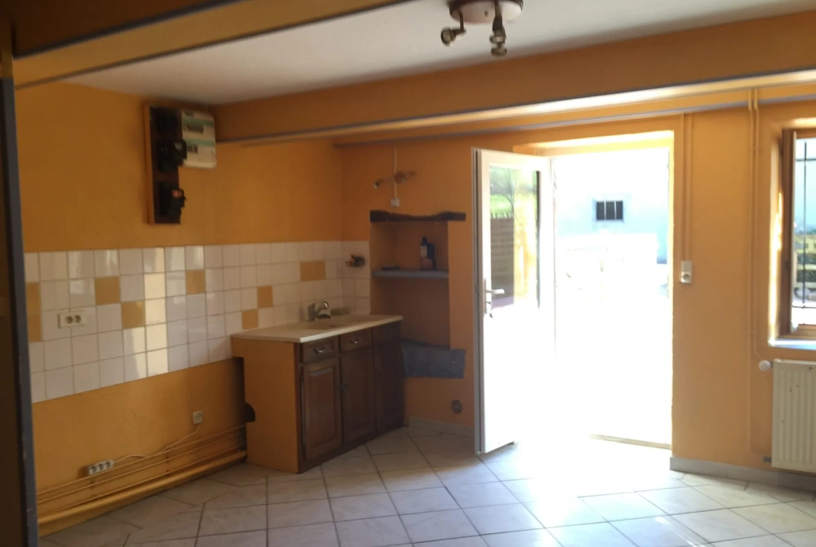 Maison à vendre à Aigueperse - 2 chambres, cour fermée et terrain 