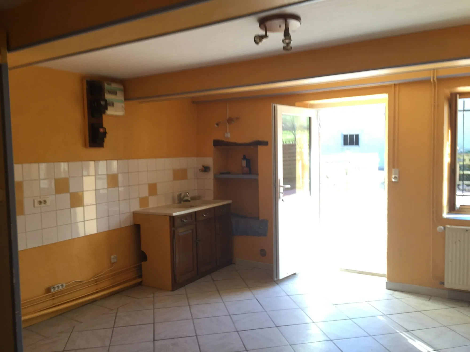 Maison à vendre à Aigueperse - 2 chambres, cour fermée et terrain 