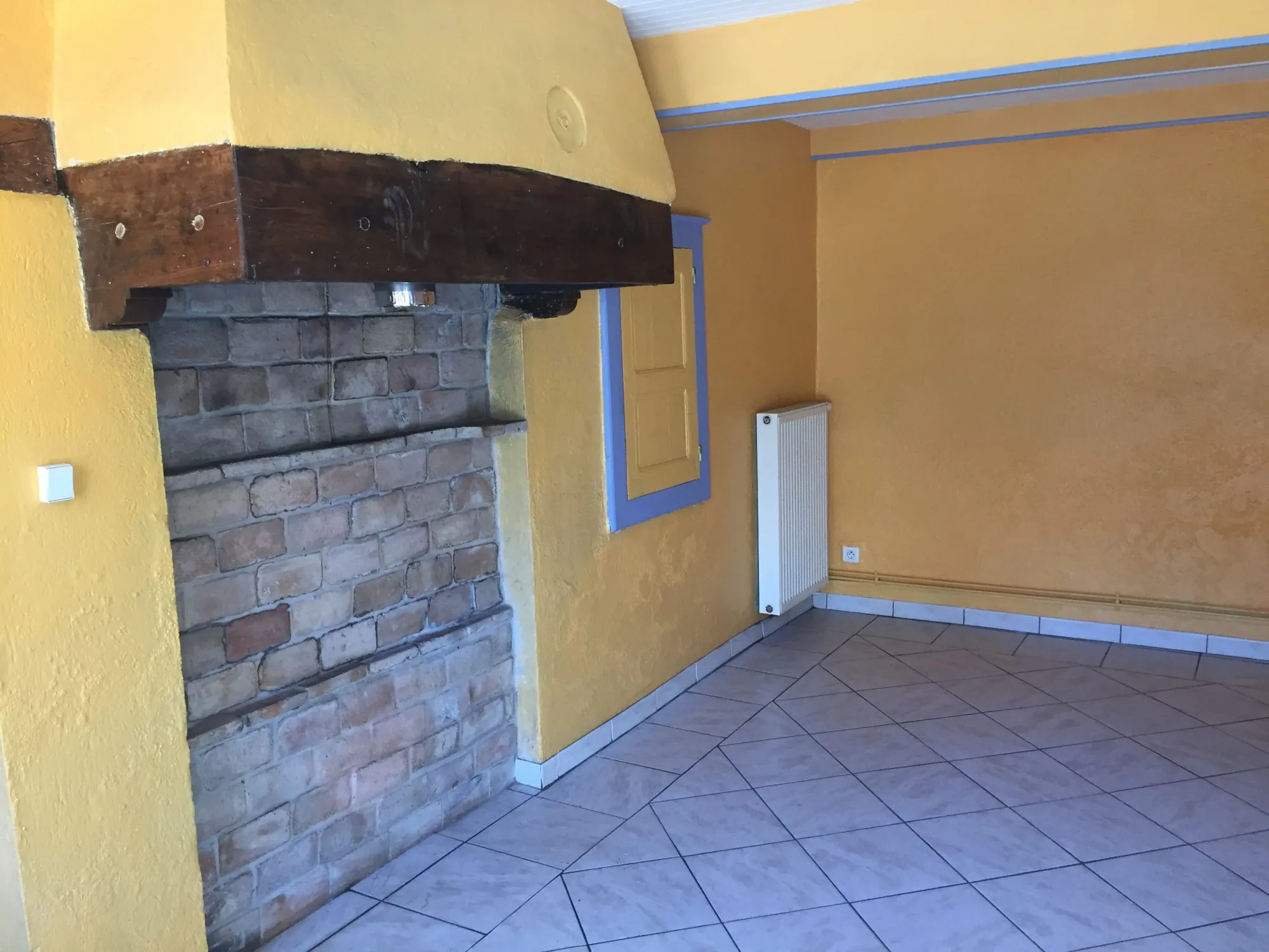 Maison à vendre à Aigueperse - 2 chambres, cour fermée et terrain 