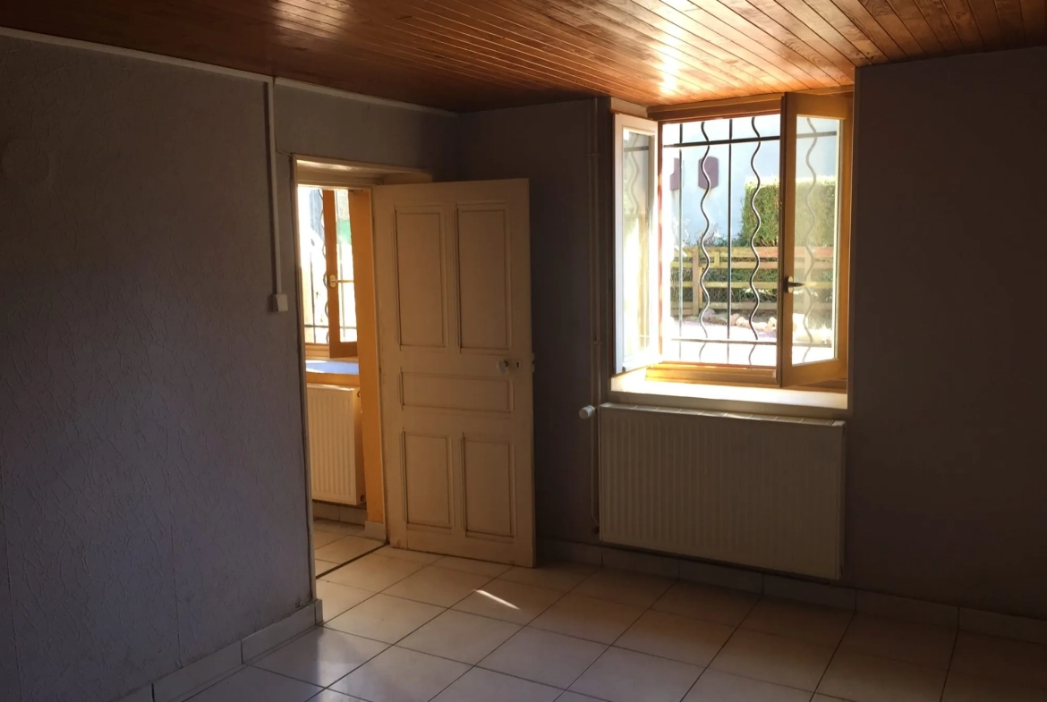 Maison à vendre à Aigueperse - 2 chambres, cour fermée et terrain 