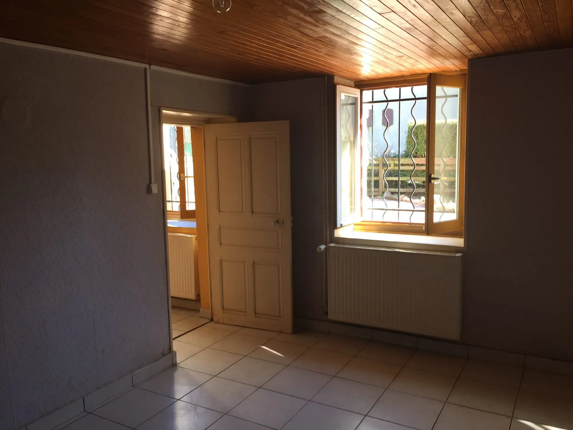 Maison à vendre à Aigueperse - 2 chambres, cour fermée et terrain 
