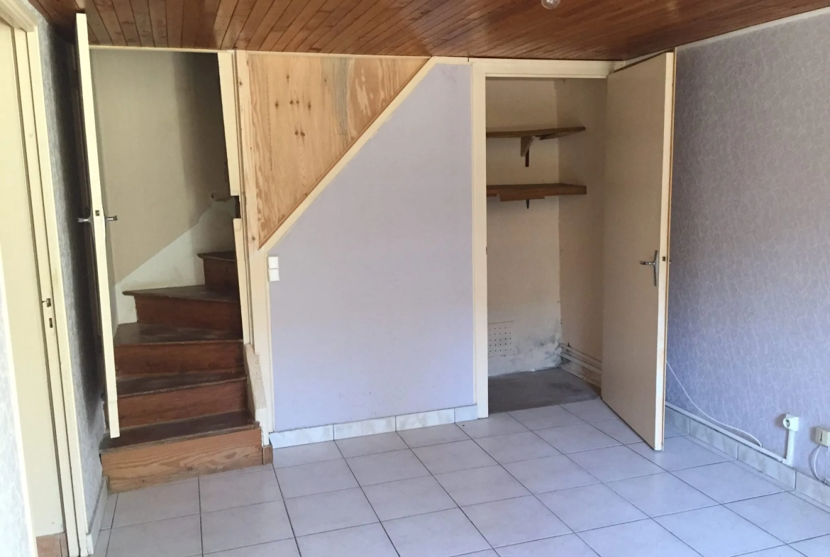 Maison à vendre à Aigueperse - 2 chambres, cour fermée et terrain 