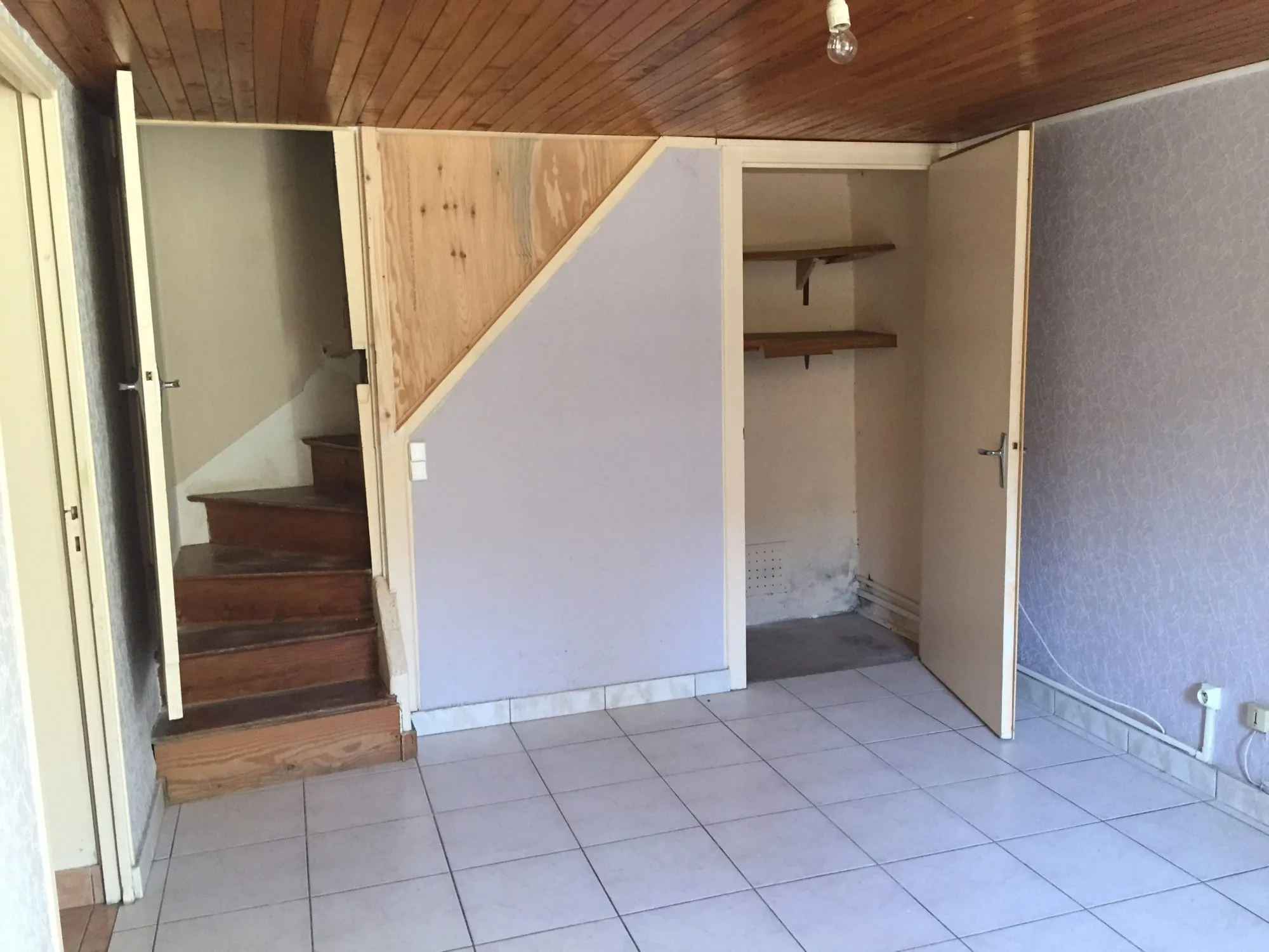 Maison à vendre à Aigueperse - 2 chambres, cour fermée et terrain 