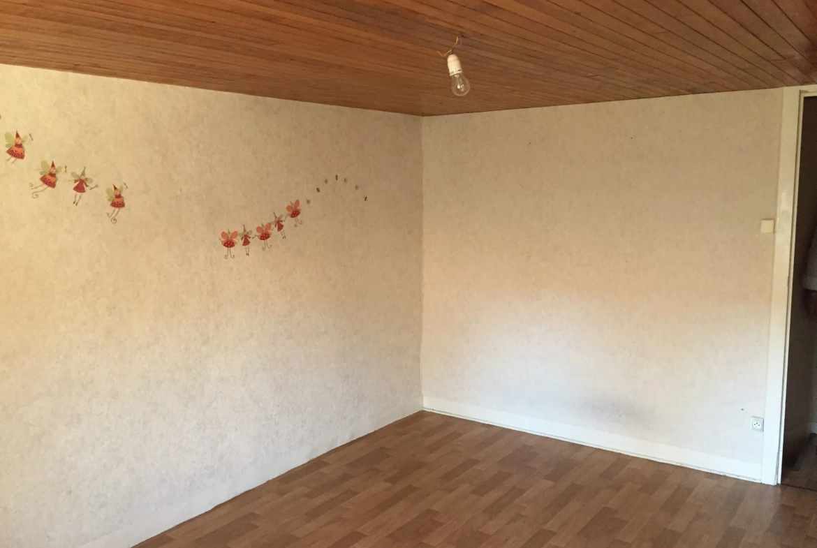 Maison à vendre à Aigueperse - 2 chambres, cour fermée et terrain 
