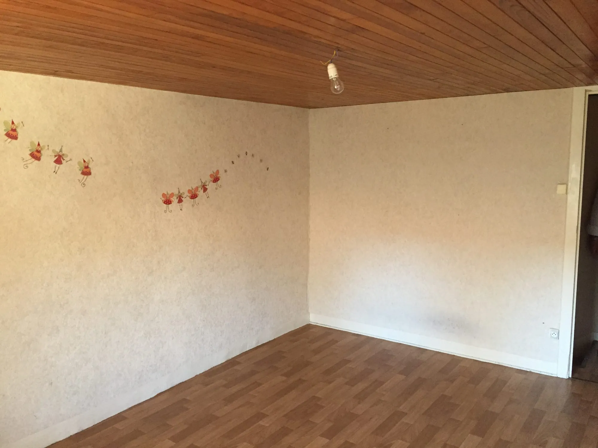 Maison à vendre à Aigueperse - 2 chambres, cour fermée et terrain 