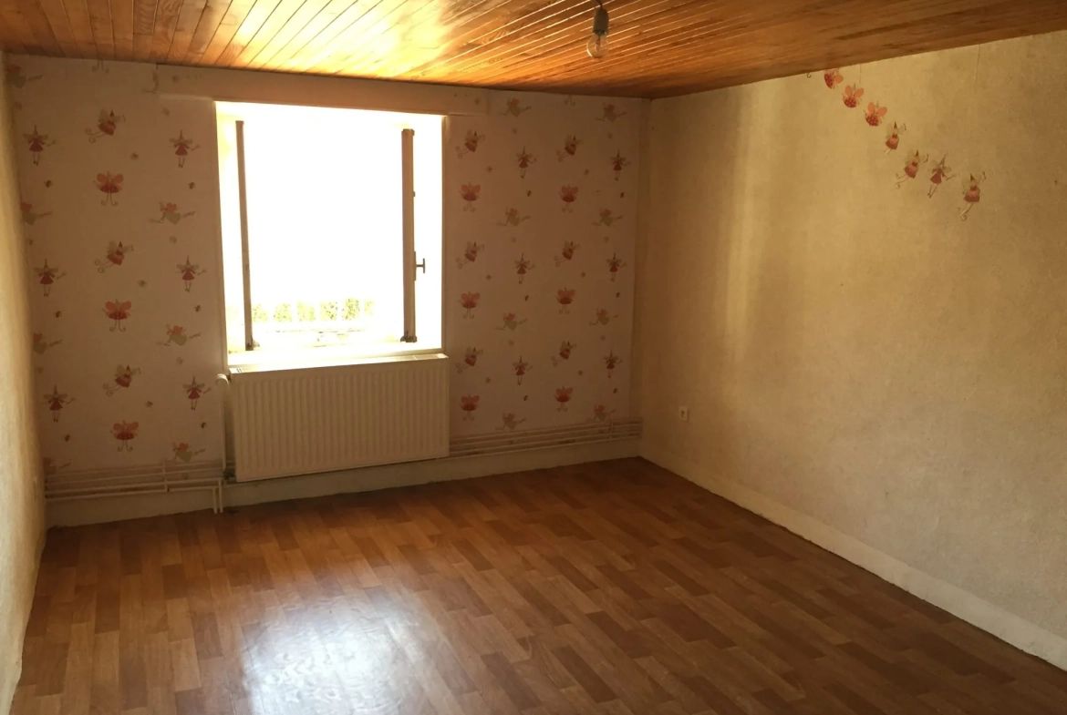 Maison à vendre à Aigueperse - 2 chambres, cour fermée et terrain 