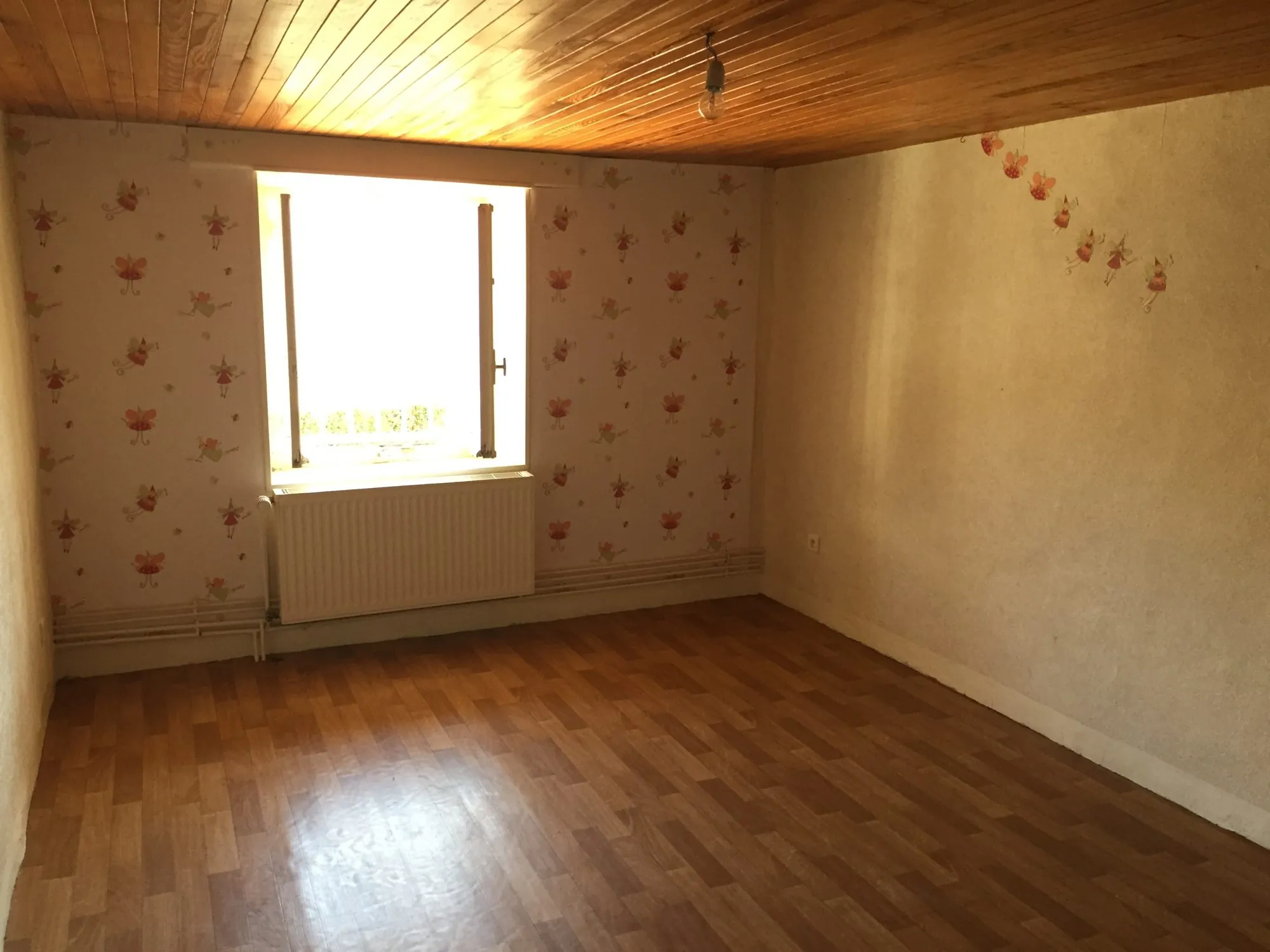 Maison à vendre à Aigueperse - 2 chambres, cour fermée et terrain 