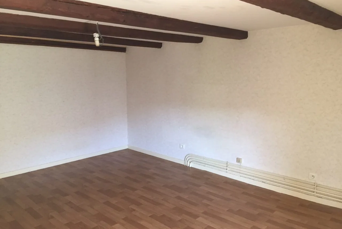 Maison à vendre à Aigueperse - 2 chambres, cour fermée et terrain 