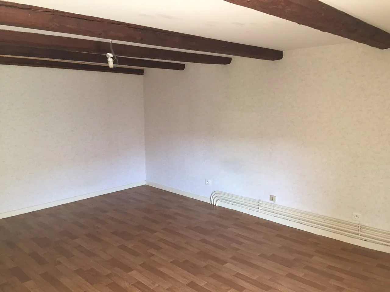 Maison à vendre à Aigueperse - 2 chambres, cour fermée et terrain 