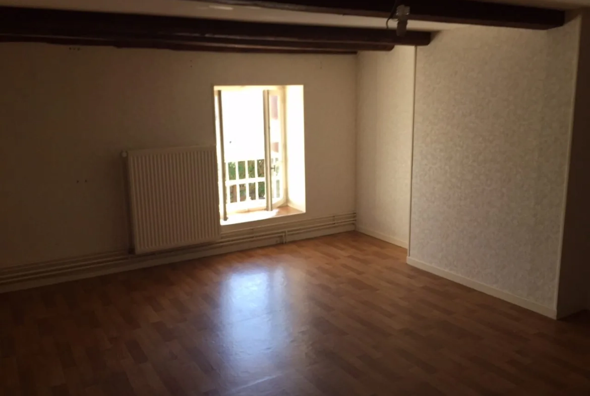 Maison à vendre à Aigueperse - 2 chambres, cour fermée et terrain 