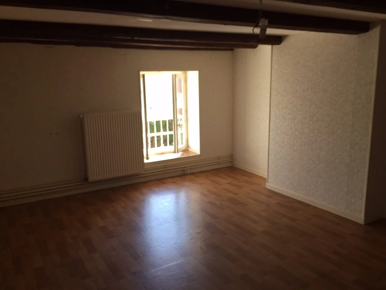 Maison à vendre à Aigueperse - 2 chambres, cour fermée et terrain 