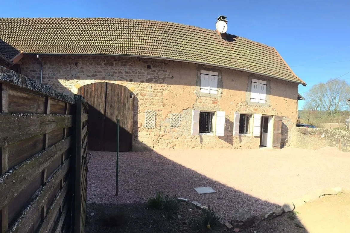 Maison à vendre à Aigueperse - 2 chambres, cour fermée et terrain 