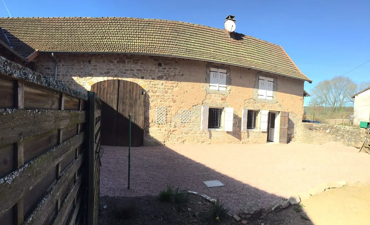 Maison à vendre à Aigueperse - 2 chambres, cour fermée et terrain 