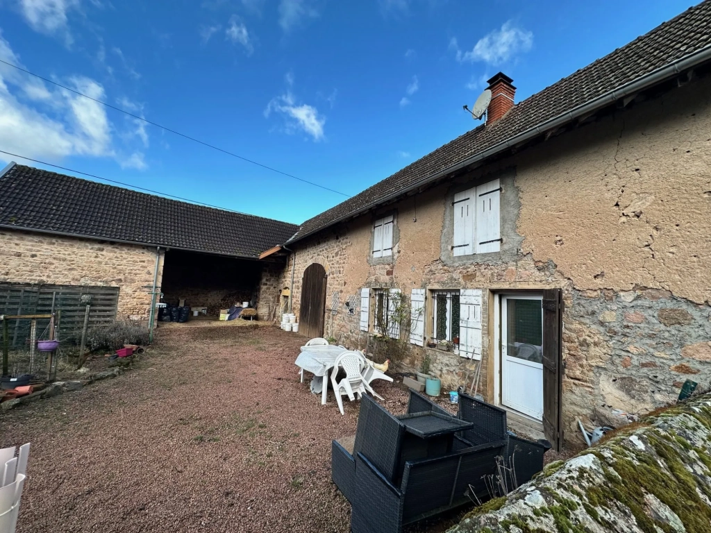 Maison à vendre à Aigueperse - 2 chambres, cour fermée et terrain