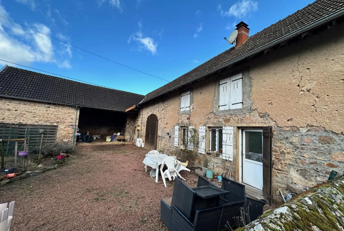 Maison à vendre à Aigueperse - 2 chambres, cour fermée et terrain 