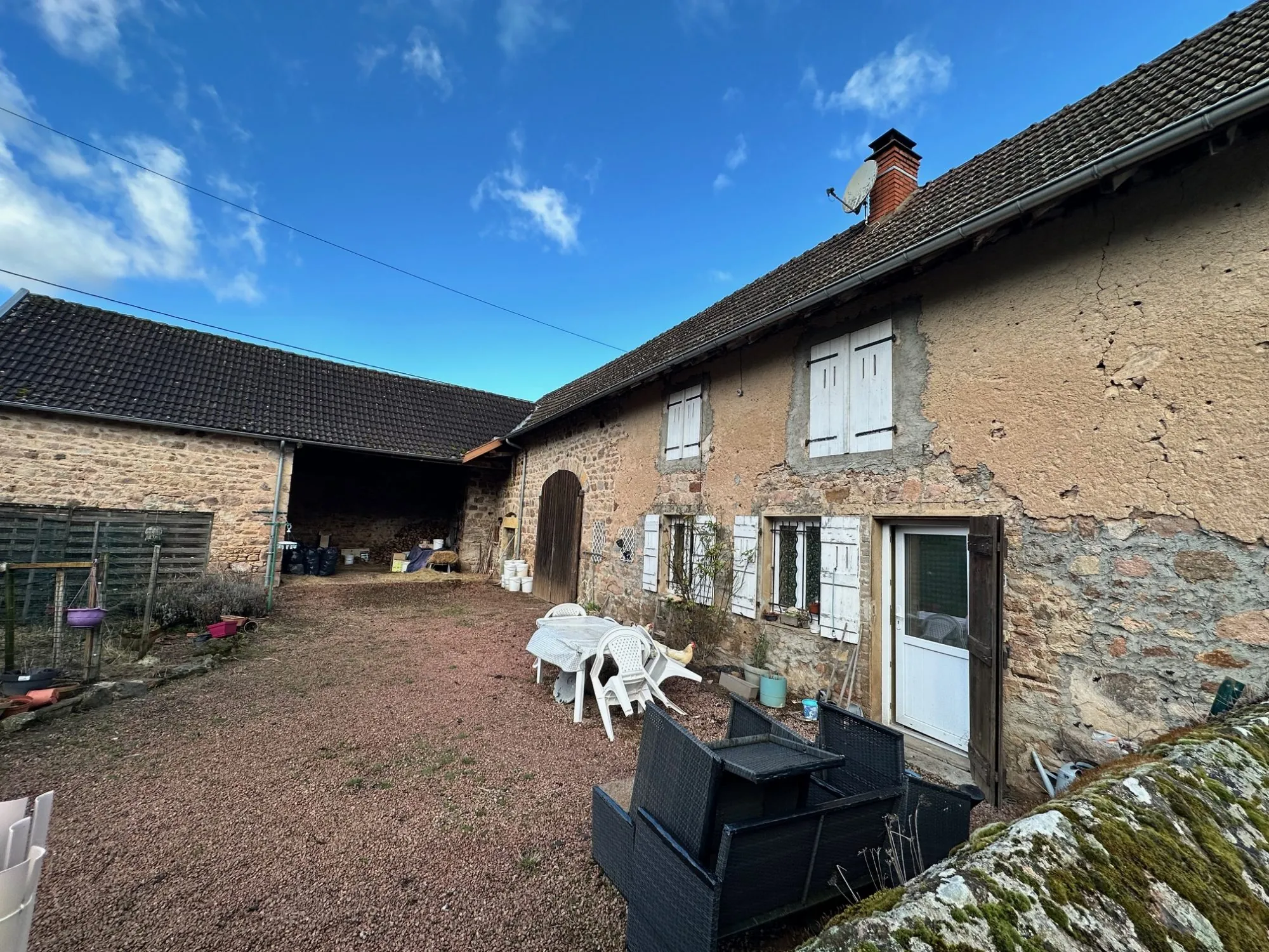 Maison à vendre à Aigueperse - 2 chambres, cour fermée et terrain 
