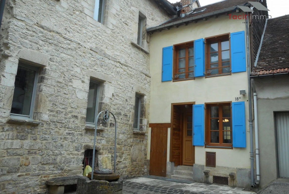 Maison de ville rénovée à vendre à Bar-sur-Seine, 2 chambres, cave et parking 