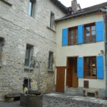 Maison de ville rénovée à vendre à Bar-sur-Seine, 2 chambres, cave et parking