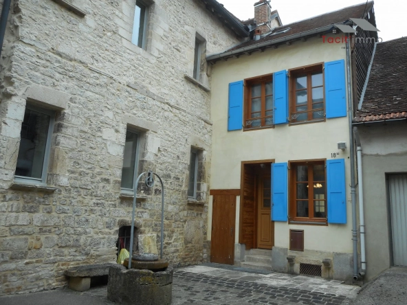 Maison de ville rénovée à vendre à Bar-sur-Seine, 2 chambres, cave et parking