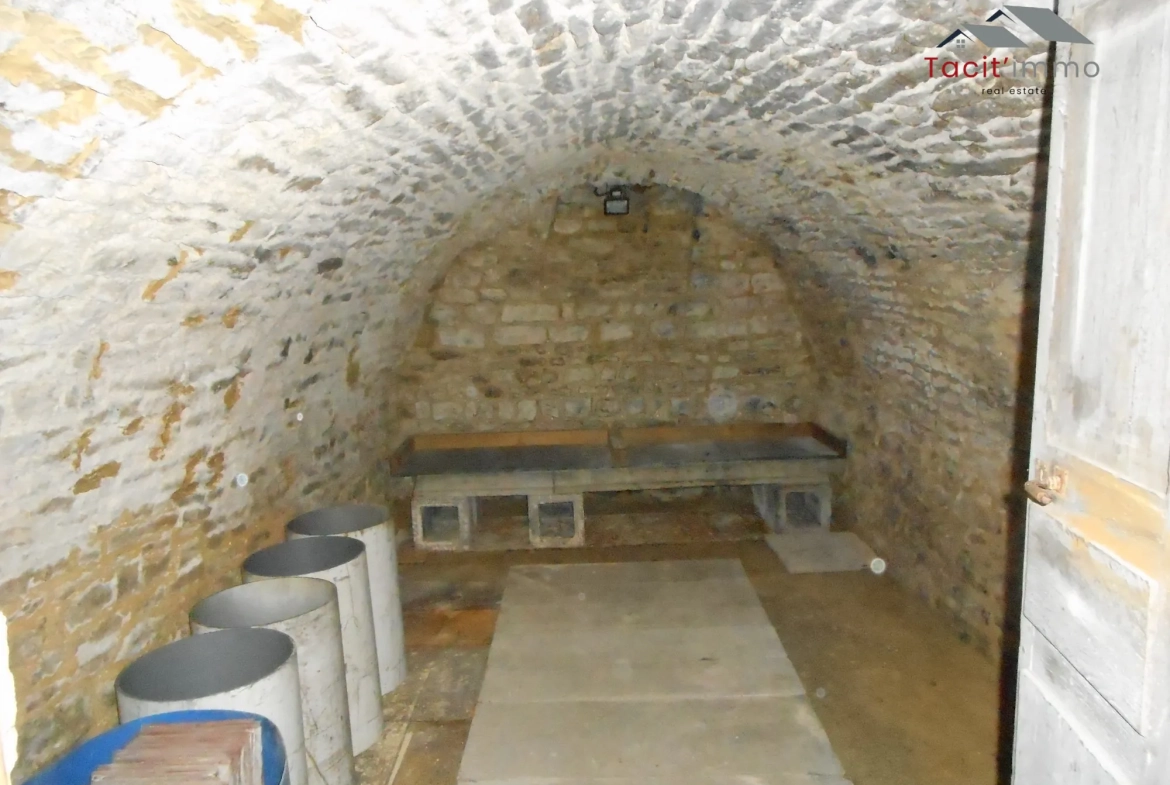 Maison de ville rénovée à vendre à Bar-sur-Seine, 2 chambres, cave et parking 
