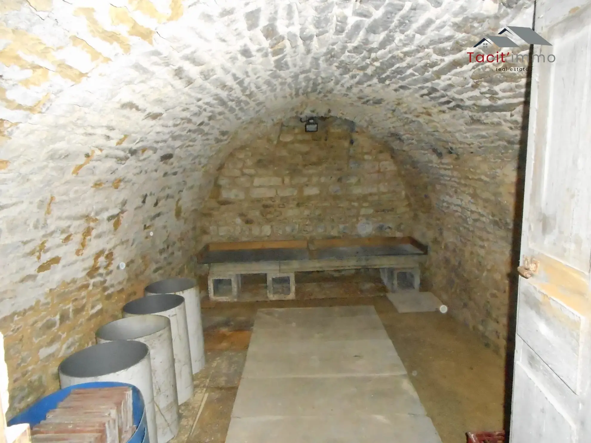 Maison de ville rénovée à vendre à Bar-sur-Seine, 2 chambres, cave et parking 