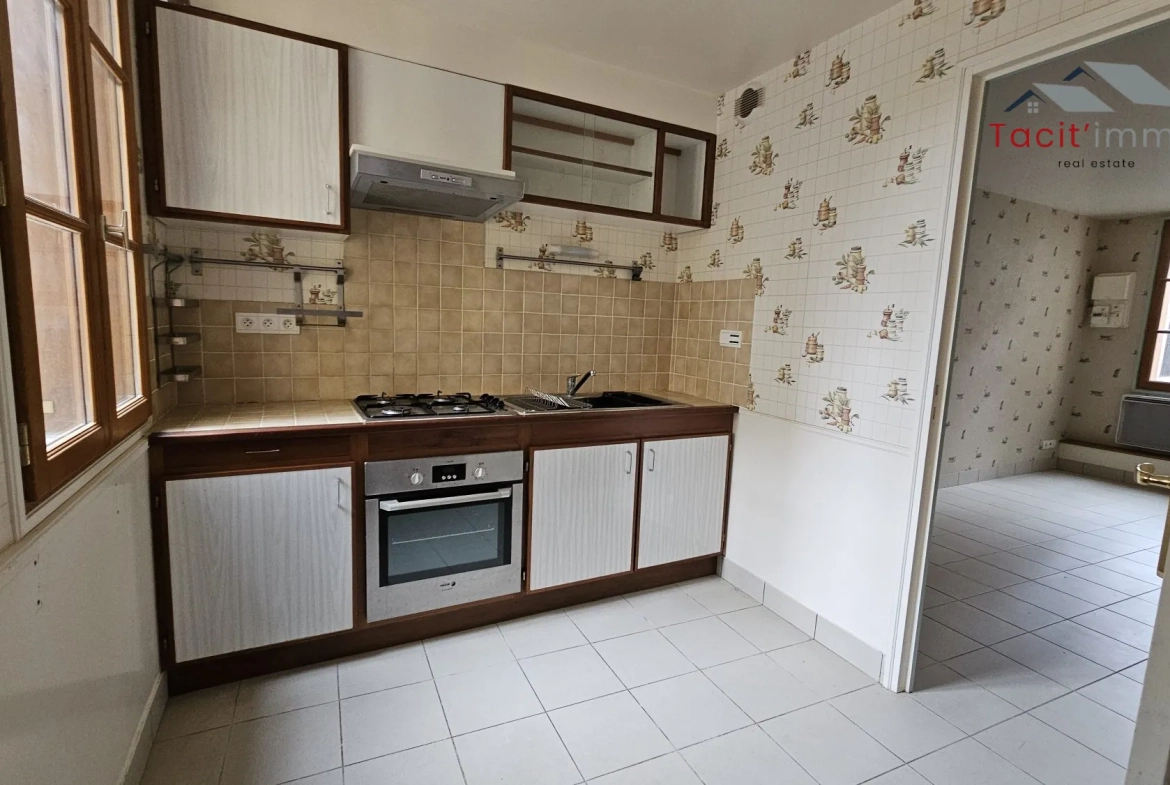 Maison de ville rénovée à vendre à Bar-sur-Seine, 2 chambres, cave et parking 