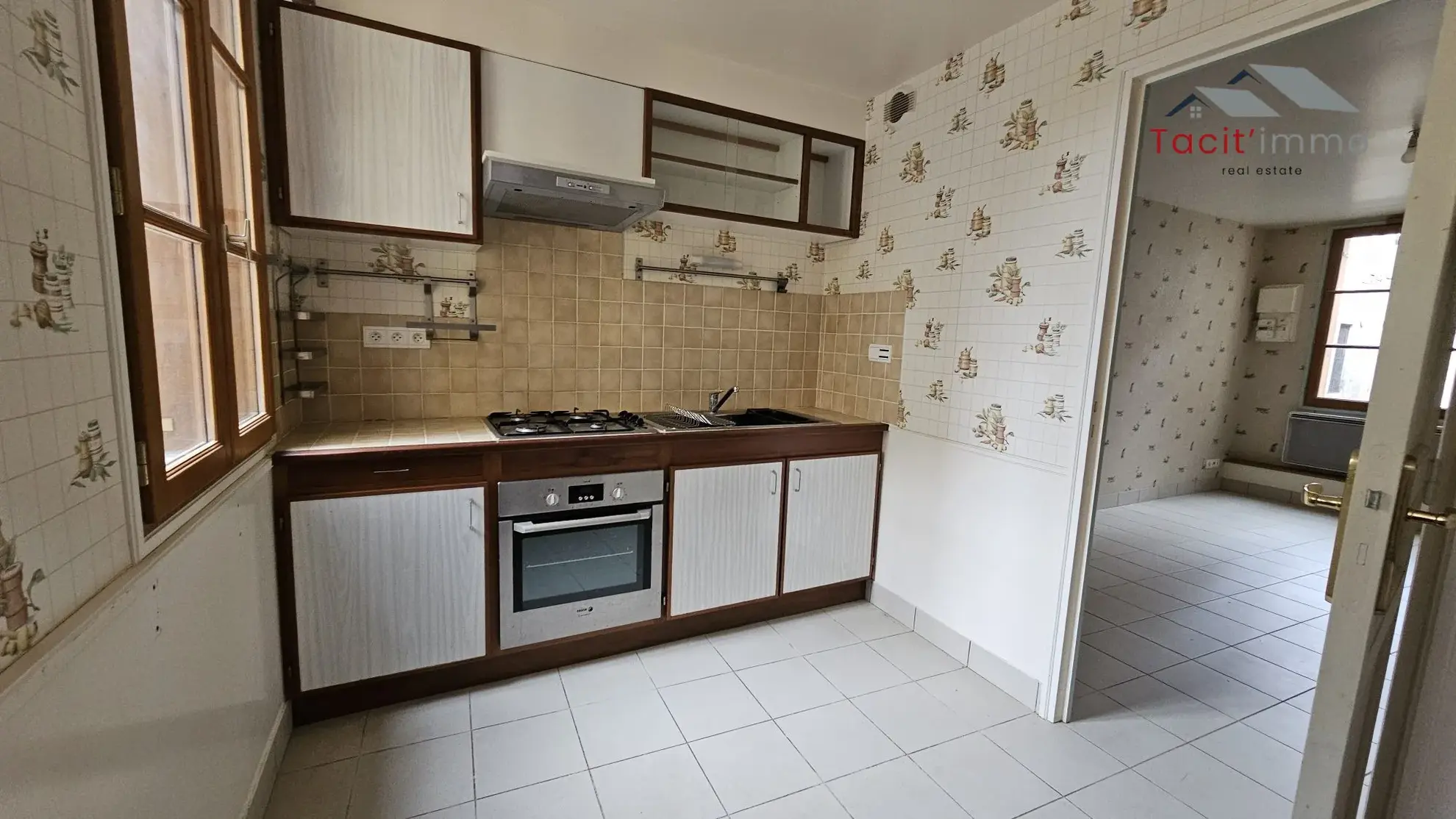 Maison de ville rénovée à vendre à Bar-sur-Seine, 2 chambres, cave et parking 