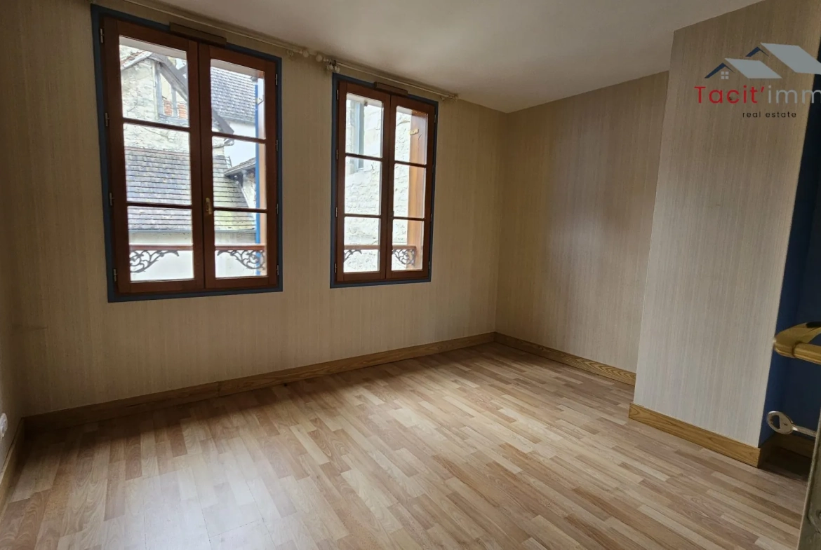 Maison de ville rénovée à vendre à Bar-sur-Seine, 2 chambres, cave et parking 