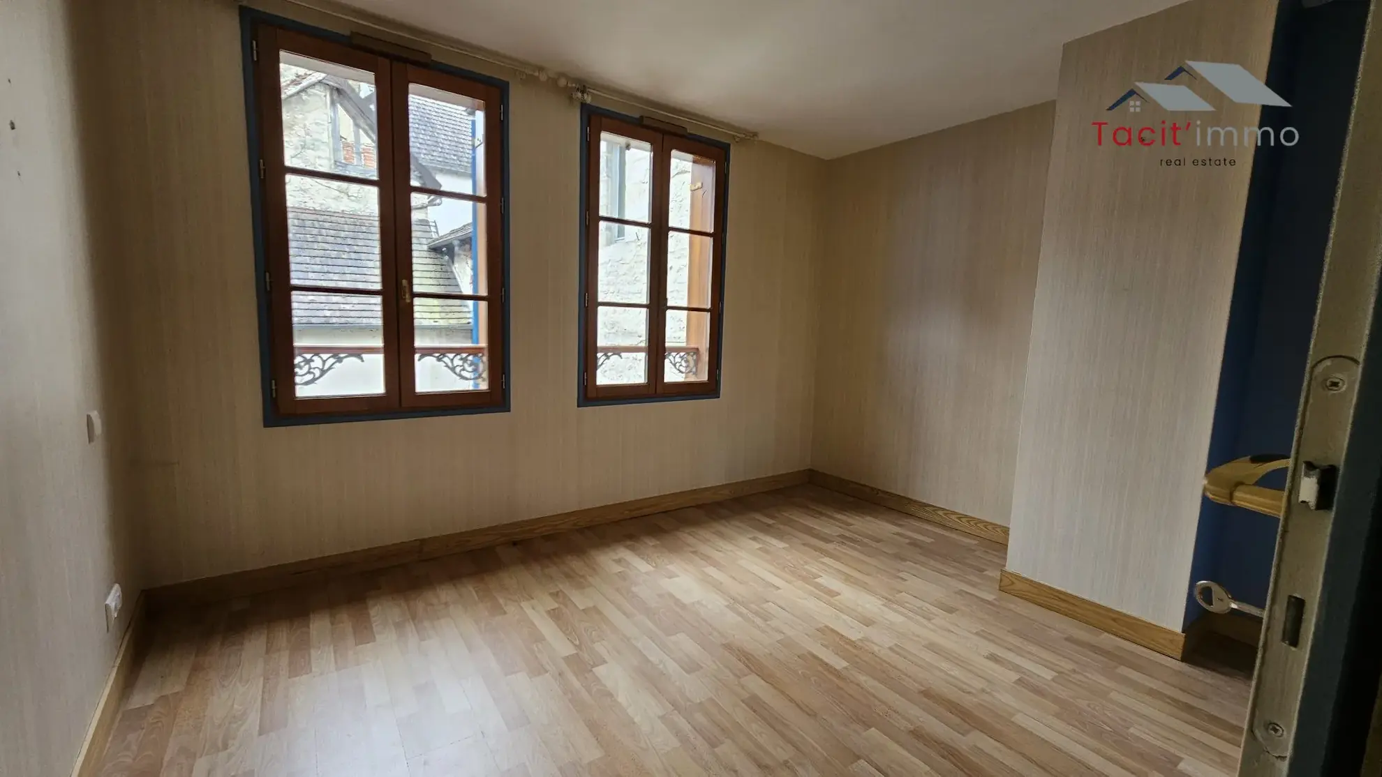 Maison de ville rénovée à vendre à Bar-sur-Seine, 2 chambres, cave et parking 