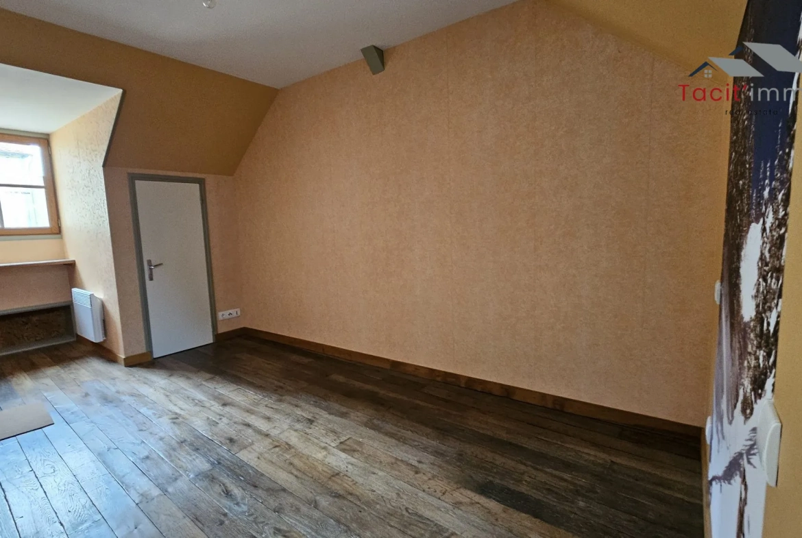 Maison de ville rénovée à vendre à Bar-sur-Seine, 2 chambres, cave et parking 