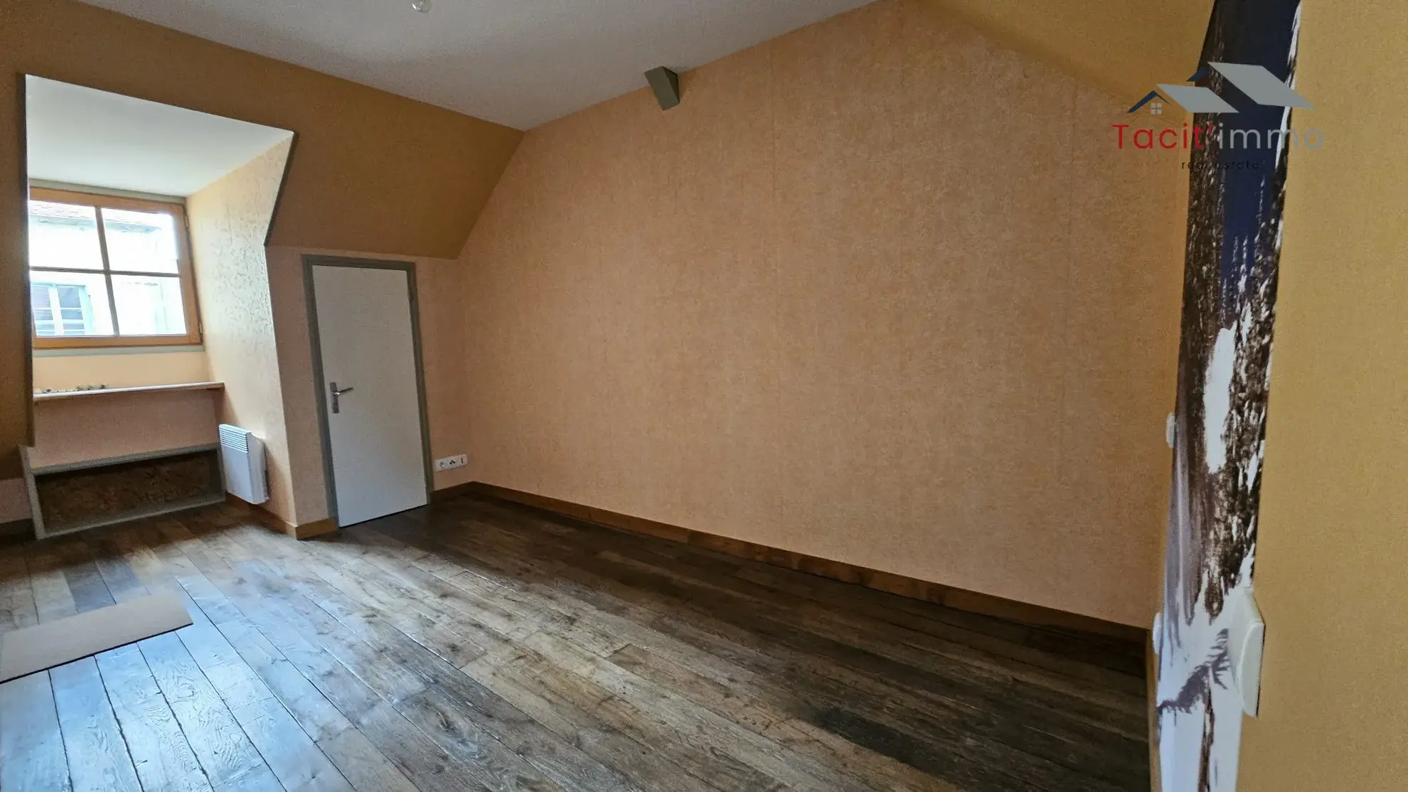 Maison de ville rénovée à vendre à Bar-sur-Seine, 2 chambres, cave et parking 