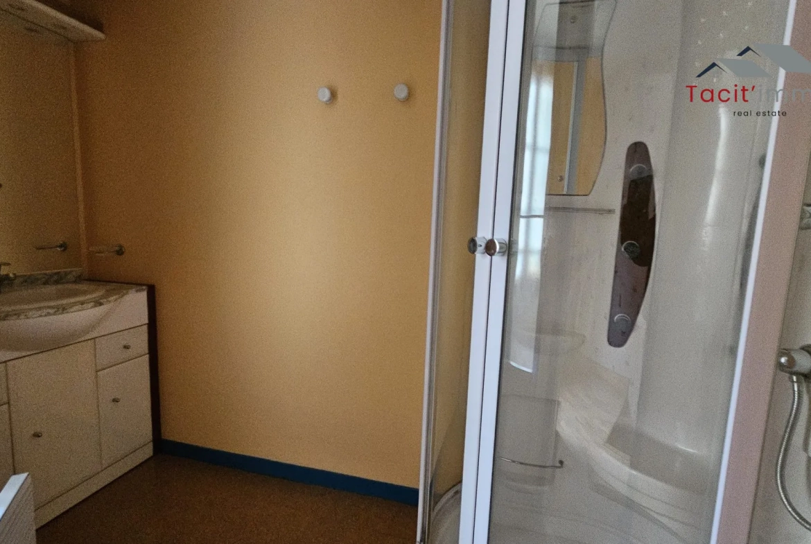 Maison de ville rénovée à vendre à Bar-sur-Seine, 2 chambres, cave et parking 