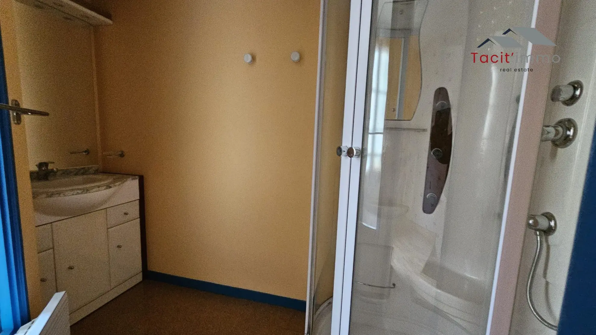 Maison de ville rénovée à vendre à Bar-sur-Seine, 2 chambres, cave et parking 