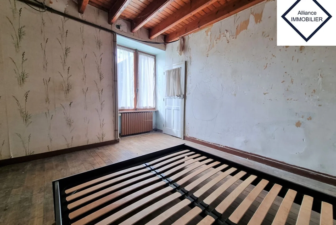 Longère à Montauban de Bretagne à rénover avec dépendances et terrain, 7 pièces 