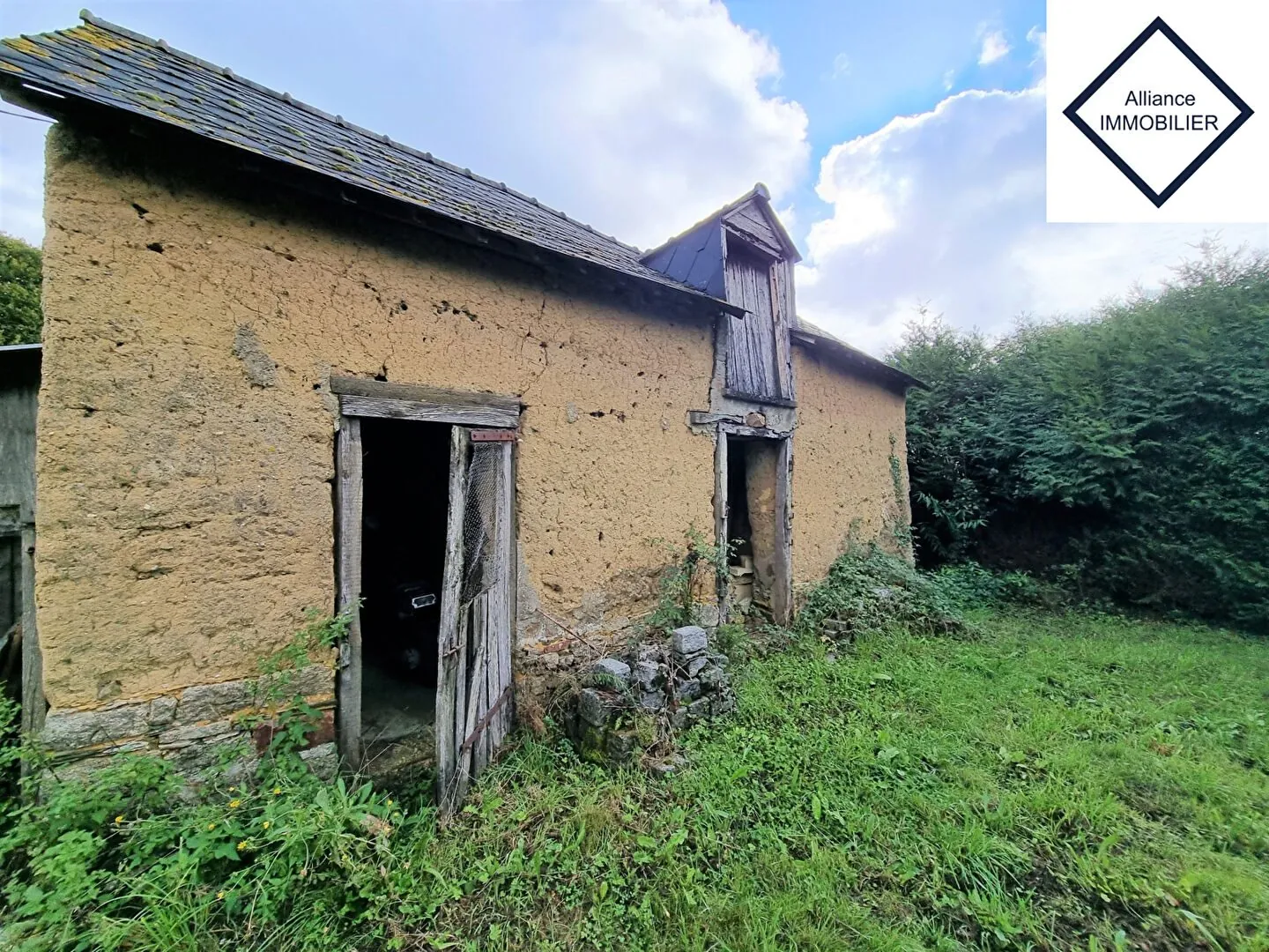 Longère à Montauban de Bretagne à rénover avec dépendances et terrain, 7 pièces 