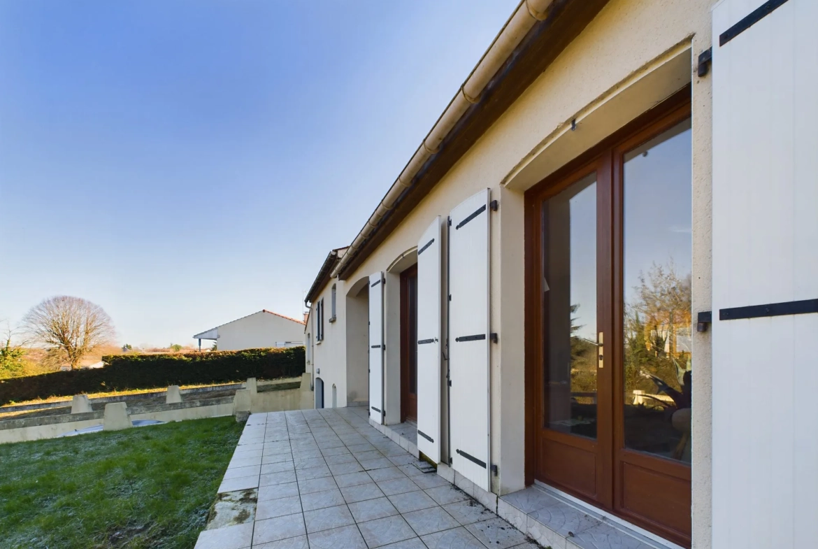 À vendre maison à Sérigné 129 m² avec jardin, garage et 4 chambres 