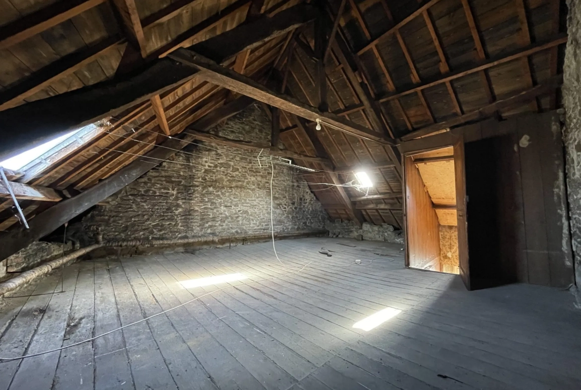 Immeuble à vendre à Quintin avec restaurant, appartement et hangar sécurisé 
