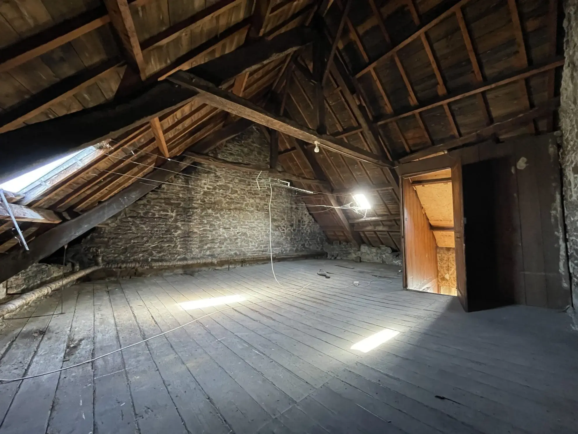 Immeuble à vendre à Quintin avec restaurant, appartement et hangar sécurisé 