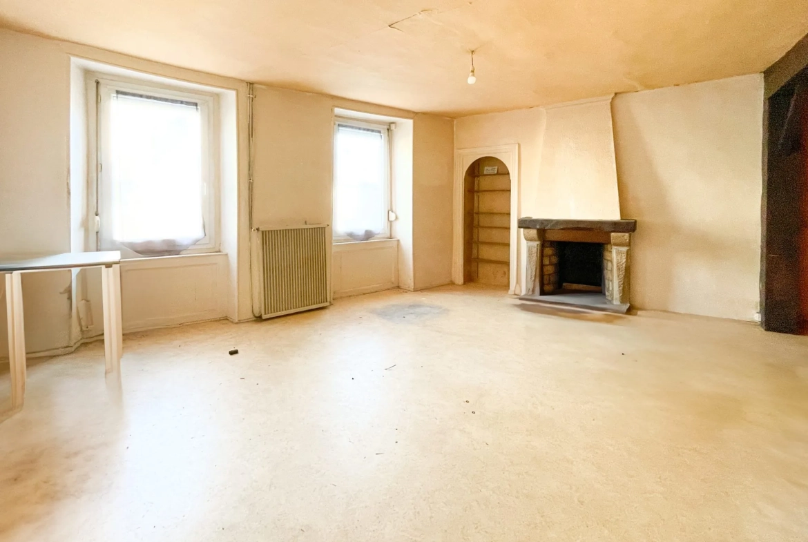 Immeuble à vendre à Quintin avec restaurant, appartement et hangar sécurisé 