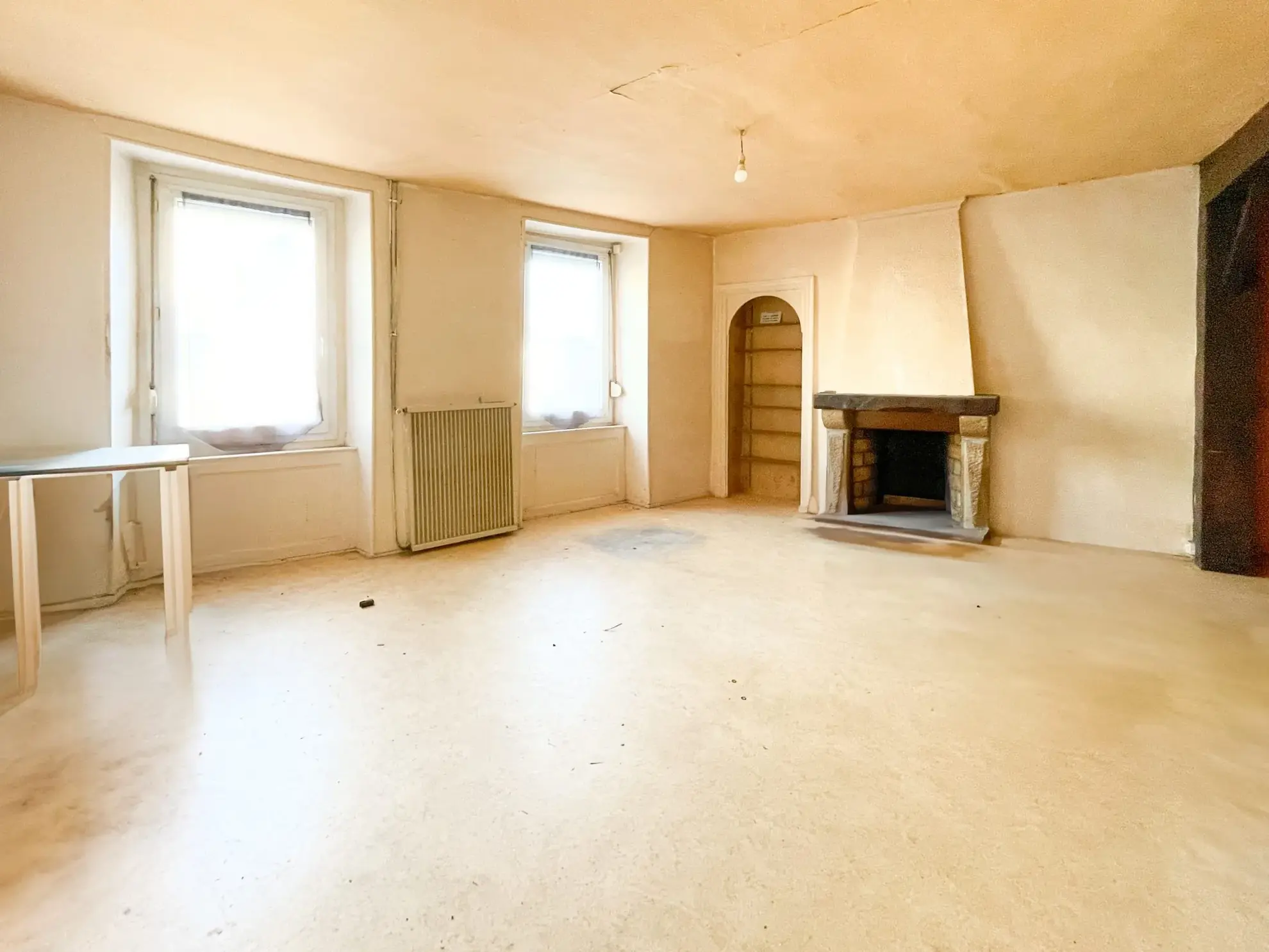 Immeuble à vendre à Quintin avec restaurant, appartement et hangar sécurisé 
