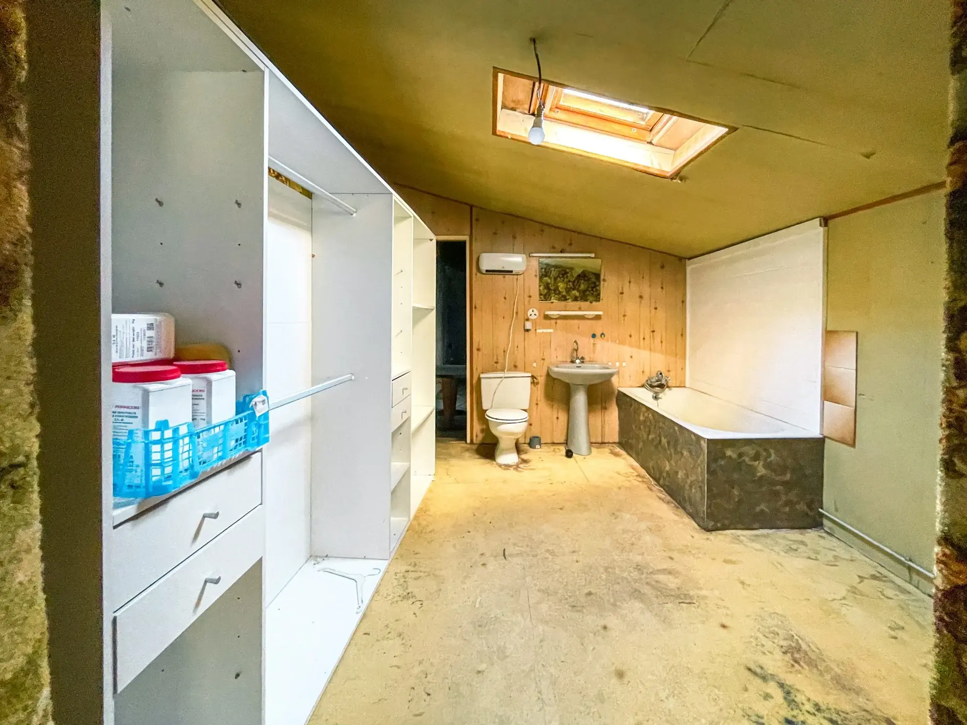 Immeuble à vendre à Quintin avec restaurant, appartement et hangar sécurisé 