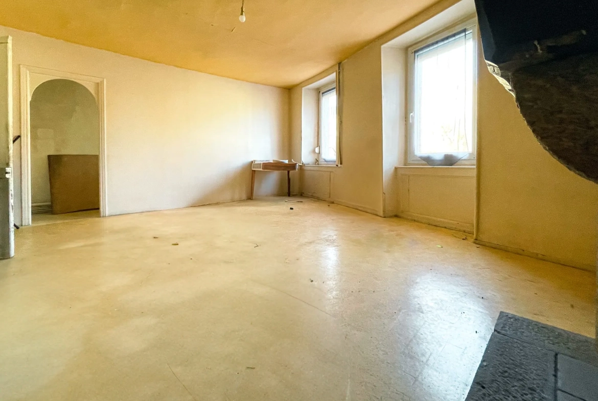 Immeuble à vendre à Quintin avec restaurant, appartement et hangar sécurisé 