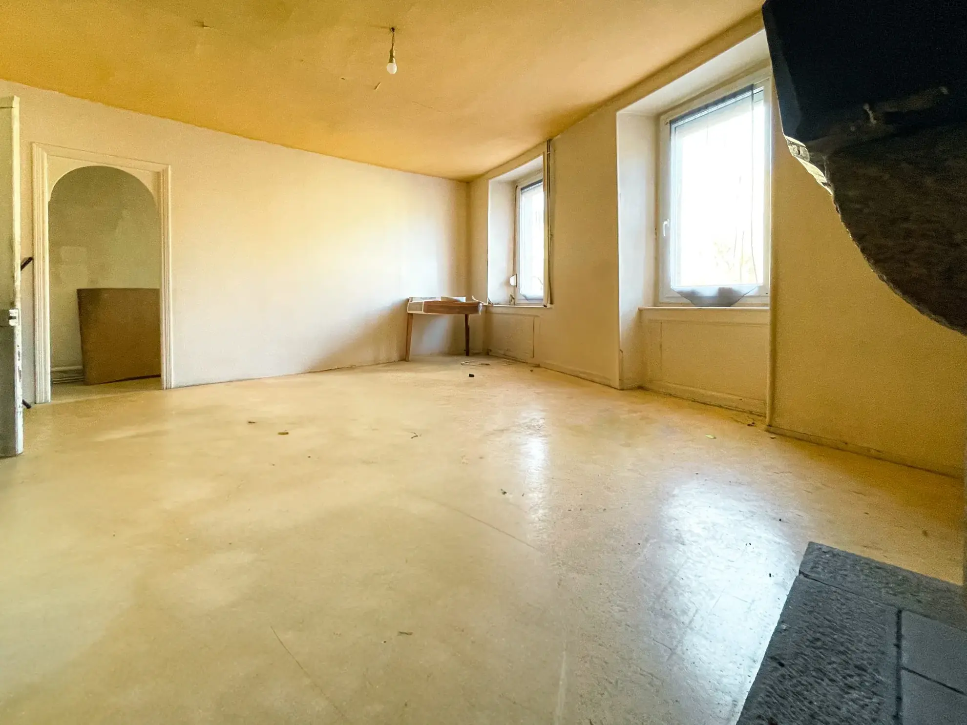 Immeuble à vendre à Quintin avec restaurant, appartement et hangar sécurisé 